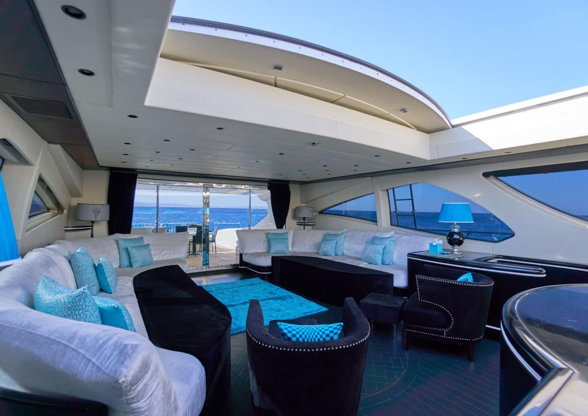 salón exterior del superyate Mangusta 130 en venta en Ibiza