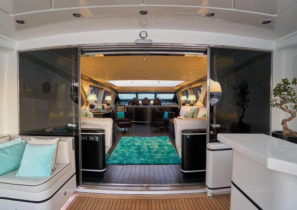 salón interior del superyate Mangusta 130 Shane en venta en Ibiza
